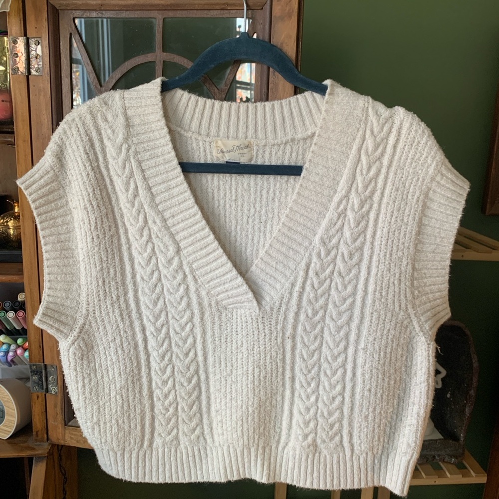 Universal Thread Cream V-Neck Cable Knit Sweater